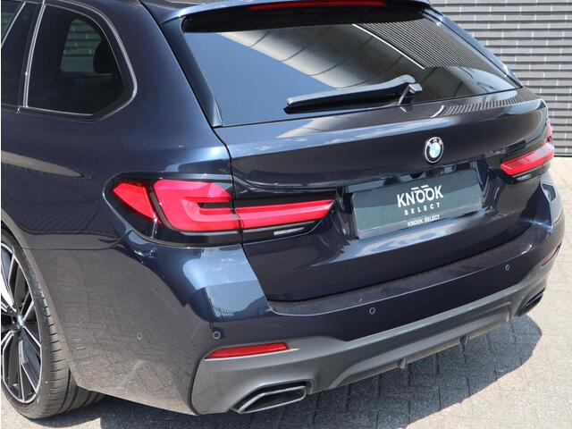 BMW 5-SERIE Touring 530d High Executive M Sport Pakket Automaat / Live Cockpit Professional / Head-Up Display / Panoramadak / Laser / Adaptieve Cruise Control / Stoelverwarming / HiFi / 20 Inch / Sportstoelen voor / DAB