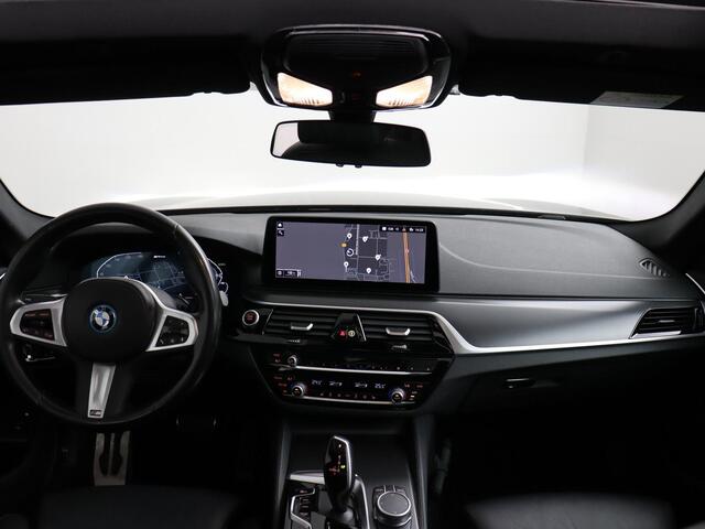 BMW 5-SERIE Touring 530e Business Edition Plus | Laser Koplampen! | Panoramadak | Trekhaak!