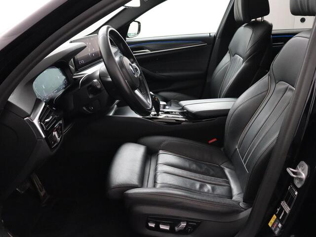BMW 5-SERIE Touring 530e Business Edition Plus | Laser Koplampen! | Panoramadak | Trekhaak!