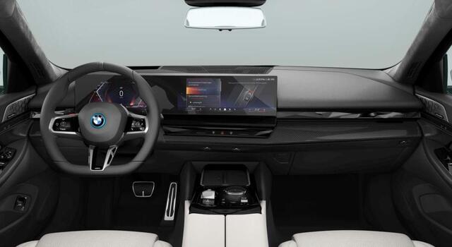 BMW 5-SERIE Touring 550e xDrive M-Sport | Panoramadak | Bowers Wilkins | Stoelventilatie | CoPilot