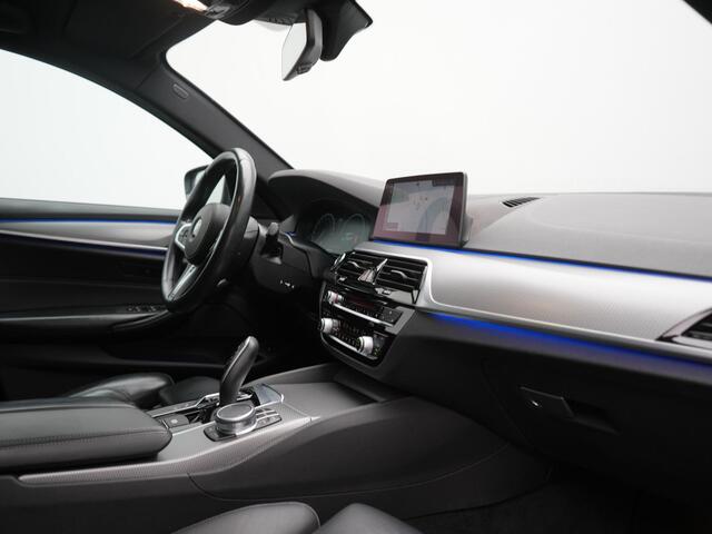 BMW 5-SERIE Touring 520i M Sport 184pk Dealer O.H. | Panodak | Head Up | 360 Camera | Lederen Comfortzetels Memory & Verwarmd | Sfeerverlichting | Blis | Apple Carplay | Stuur Verwarmd | Adaptive LED | Navigatie | DAB | 19"L.M |