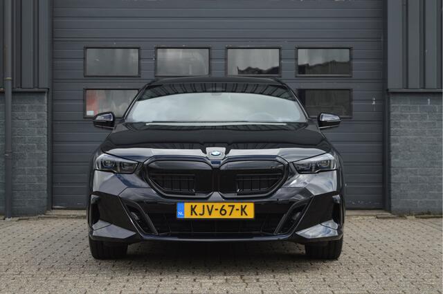 BMW 5-SERIE Touring 520i | M-PAKKET | PANO | ACC | CAM | H&K | TREKHAAK |