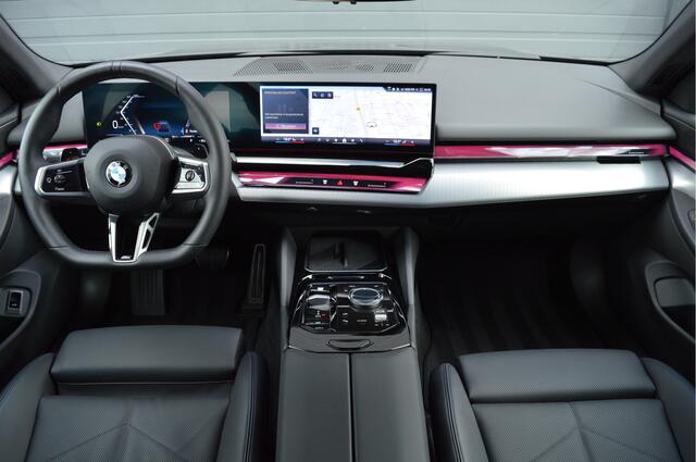 BMW 5-SERIE Touring 520i | M-PAKKET | PANO | ACC | CAM | H&K | TREKHAAK |