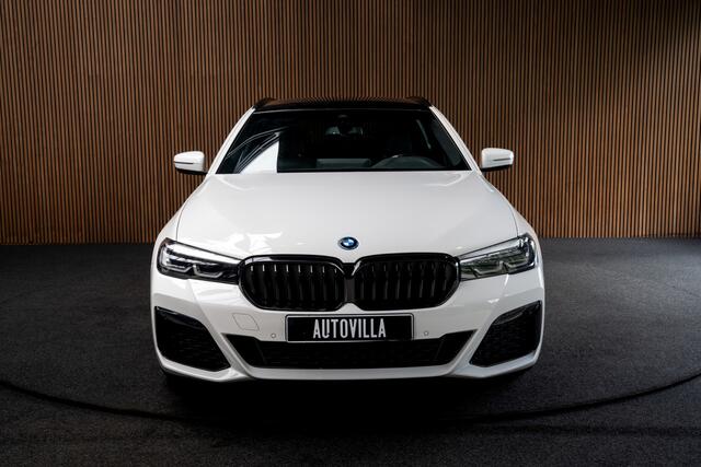 BMW 5-SERIE Touring 530e M-Sport Navi Leer Sportstoelen PDC Climate voor en achter Elektr. verstelbare stoelen Elektr. achterklep LM velgen
