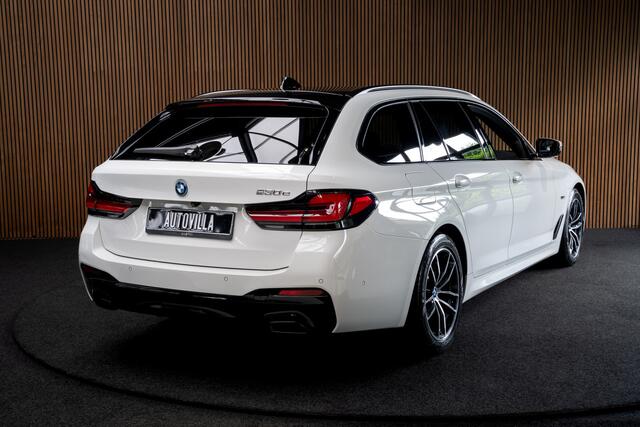 BMW 5-SERIE Touring 530e M-Sport Navi Leer Sportstoelen PDC Climate voor en achter Elektr. verstelbare stoelen Elektr. achterklep LM velgen