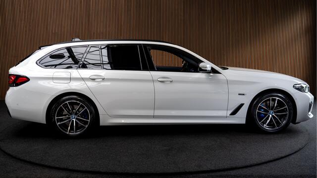 BMW 5-SERIE Touring 530e M-Sport Navi Leer Sportstoelen PDC Climate voor en achter Elektr. verstelbare stoelen Elektr. achterklep LM velgen