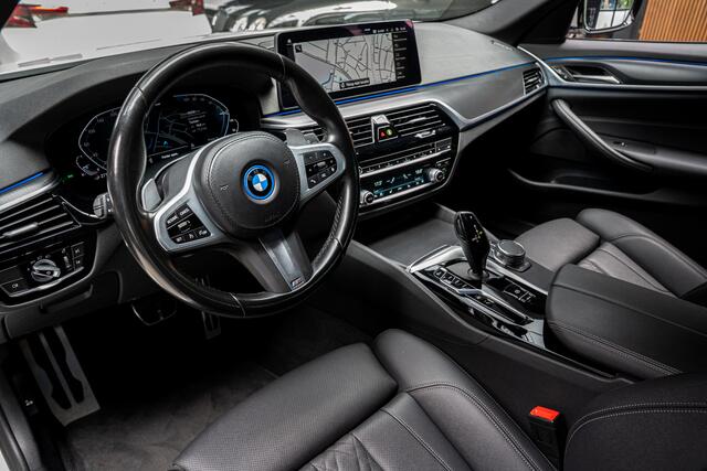 BMW 5-SERIE Touring 530e M-Sport Navi Leer Sportstoelen PDC Climate voor en achter Elektr. verstelbare stoelen Elektr. achterklep LM velgen