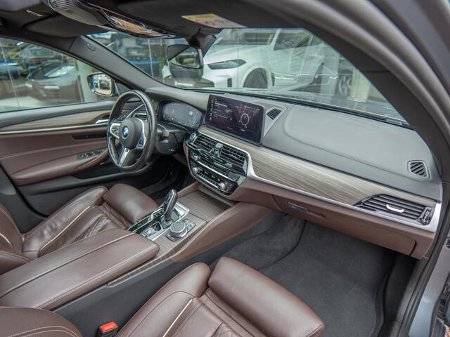 BMW 5-SERIE Touring 530d Business Edition Plus | B&W | Elc trekhaak | Dealer onderhouden