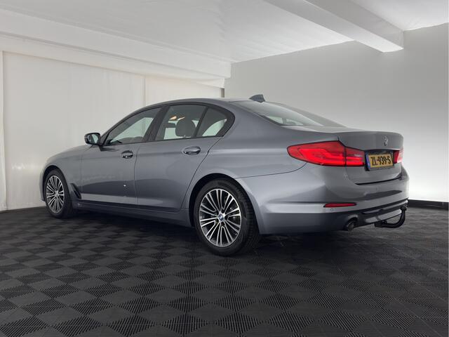BMW 5-SERIE 520i Executive Edition Sportline Aut. *LEATHER-FABRIC | FULL-LED | DIGI-COCKIT | KEYLESS | NAVI-FULLMAP | HEATED-SPORTSEATS | PRIVACY-GLASS | AMBIENTLIGHT | ECC | CARPLAY | PDC | TOWBAR | 18"ALU*