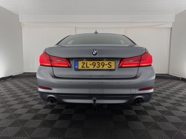 BMW 5-SERIE 520i Executive Edition Sportline Aut. *LEATHER-FABRIC | FULL-LED | DIGI-COCKIT | KEYLESS | NAVI-FULLMAP | HEATED-SPORTSEATS | PRIVACY-GLASS | AMBIENTLIGHT | ECC | CARPLAY | PDC | TOWBAR | 18"ALU*