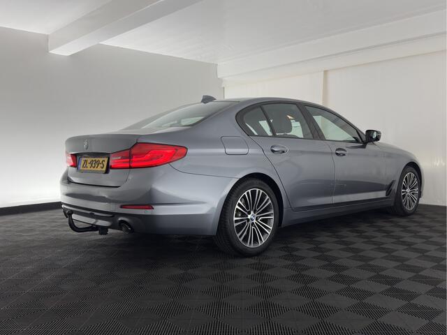 BMW 5-SERIE 520i Executive Edition Sportline Aut. *LEATHER-FABRIC | FULL-LED | DIGI-COCKIT | KEYLESS | NAVI-FULLMAP | HEATED-SPORTSEATS | PRIVACY-GLASS | AMBIENTLIGHT | ECC | CARPLAY | PDC | TOWBAR | 18"ALU*