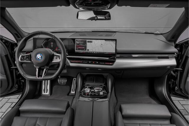 BMW 5-SERIE 530e M-Sport Pro Pano Iconic Glow H/K Camera 20"