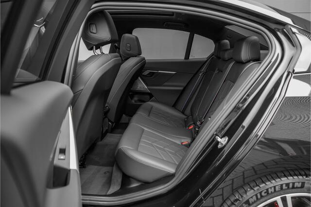 BMW 5-SERIE 530e M-Sport Pro Pano Iconic Glow H/K Camera 20"