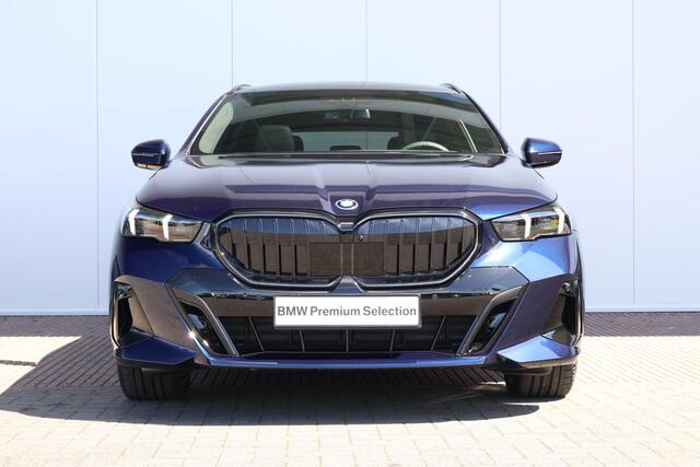 BMW 5-SERIE Touring 530e M Sport Edition M Sportpakket Pro | Comfort Access | Trekhaak | panoramadak | Driving Assistant Professional | Bowers & Wilkins
