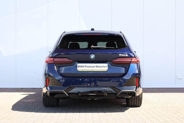 BMW 5-SERIE Touring 530e M Sport Edition M Sportpakket Pro | Comfort Access | Trekhaak | panoramadak | Driving Assistant Professional | Bowers & Wilkins