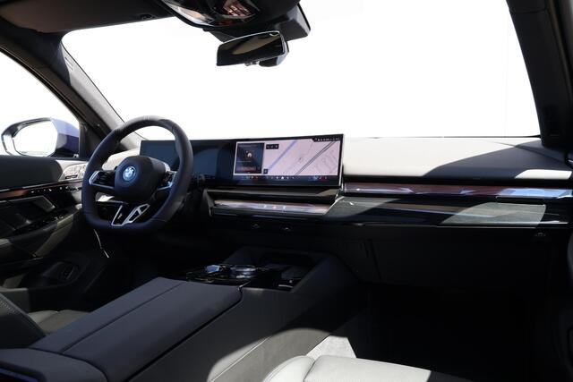 BMW 5-SERIE Touring 530e M Sport Edition M Sportpakket Pro | Comfort Access | Trekhaak | panoramadak | Driving Assistant Professional | Bowers & Wilkins