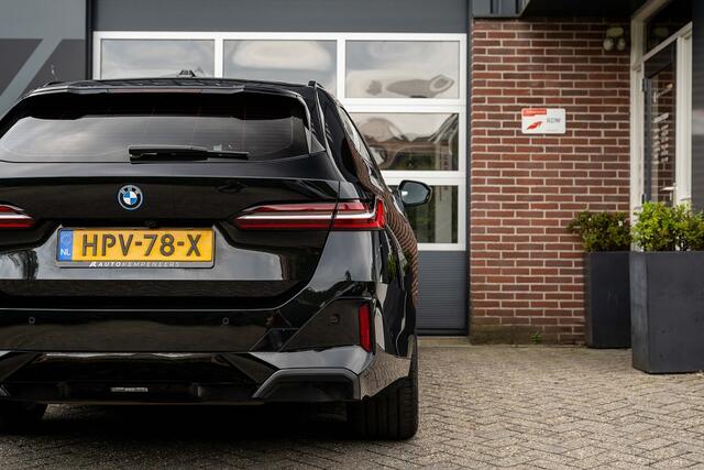 BMW 5-SERIE 530 530e xDrive Touring M Sport | Driving Ass. + | 360 Camera | Trekhaak | Iconic Glow | Stuurverw. | 20' Inch |