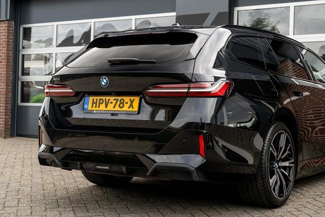 BMW 5-SERIE 530 530e xDrive Touring M Sport | Driving Ass. + | 360 Camera | Trekhaak | Iconic Glow | Stuurverw. | 20' Inch |