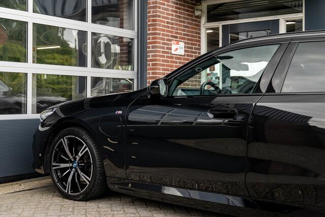 BMW 5-SERIE 530 530e xDrive Touring M Sport | Driving Ass. + | 360 Camera | Trekhaak | Iconic Glow | Stuurverw. | 20' Inch |