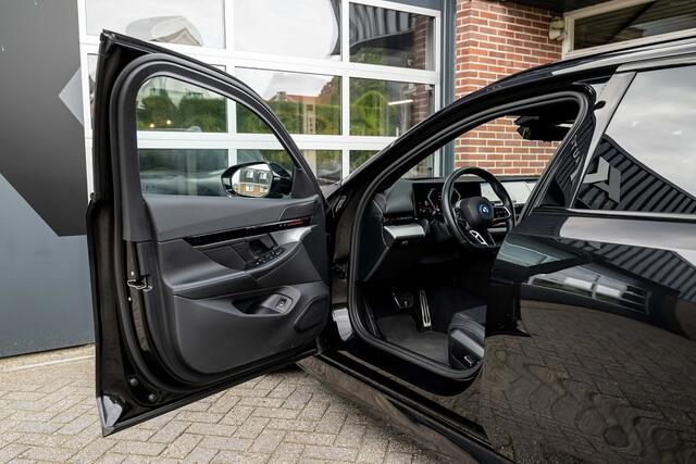 BMW 5-SERIE 530 530e xDrive Touring M Sport | Driving Ass. + | 360 Camera | Trekhaak | Iconic Glow | Stuurverw. | 20' Inch |