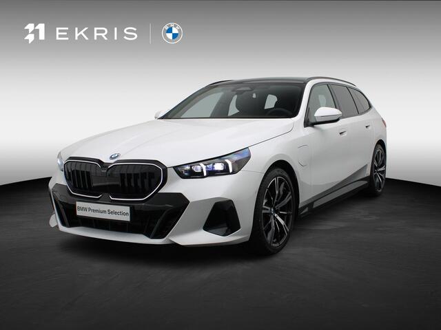 BMW 5-SERIE Touring 530e M Sport Edition | M Sportpakket Pro | Travel Pack | Innovation Pack | Trekhaak | Panoramadak | Comfortstoelen | Driving Assistant Plus | Bowers & Wilkins | 20''