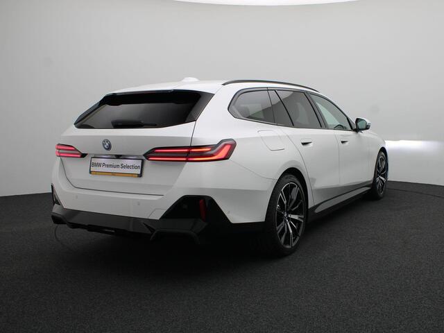 BMW 5-SERIE Touring 530e M Sport Edition | M Sportpakket Pro | Travel Pack | Innovation Pack | Trekhaak | Panoramadak | Comfortstoelen | Driving Assistant Plus | Bowers & Wilkins | 20''