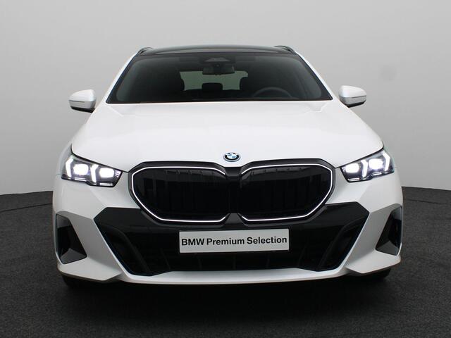 BMW 5-SERIE Touring 530e M Sport Edition | M Sportpakket Pro | Travel Pack | Innovation Pack | Trekhaak | Panoramadak | Comfortstoelen | Driving Assistant Plus | Bowers & Wilkins | 20''