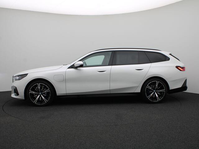 BMW 5-SERIE Touring 530e M Sport Edition | M Sportpakket Pro | Travel Pack | Innovation Pack | Trekhaak | Panoramadak | Comfortstoelen | Driving Assistant Plus | Bowers & Wilkins | 20''