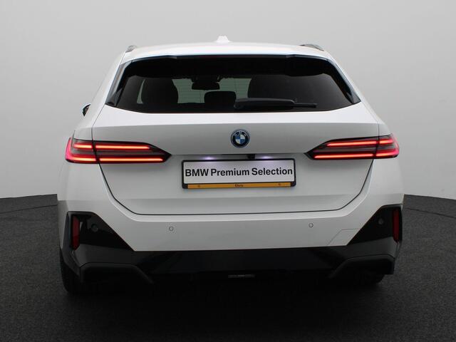 BMW 5-SERIE Touring 530e M Sport Edition | M Sportpakket Pro | Travel Pack | Innovation Pack | Trekhaak | Panoramadak | Comfortstoelen | Driving Assistant Plus | Bowers & Wilkins | 20''