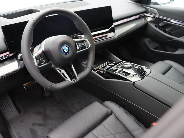 BMW 5-SERIE Touring 530e M Sport Edition | M Sportpakket Pro | Travel Pack | Innovation Pack | Trekhaak | Panoramadak | Comfortstoelen | Driving Assistant Plus | Bowers & Wilkins | 20''
