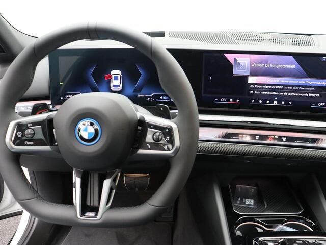 BMW 5-SERIE Touring 530e M Sport Edition | M Sportpakket Pro | Travel Pack | Innovation Pack | Trekhaak | Panoramadak | Comfortstoelen | Driving Assistant Plus | Bowers & Wilkins | 20''