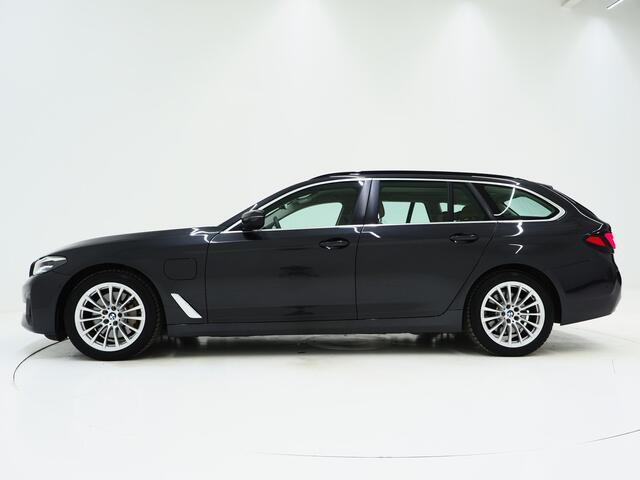 BMW 5-SERIE Touring 530e | LED Grille | Leder | Camera | Dodehoek | Sfeerlicht | Cruise | Carplay