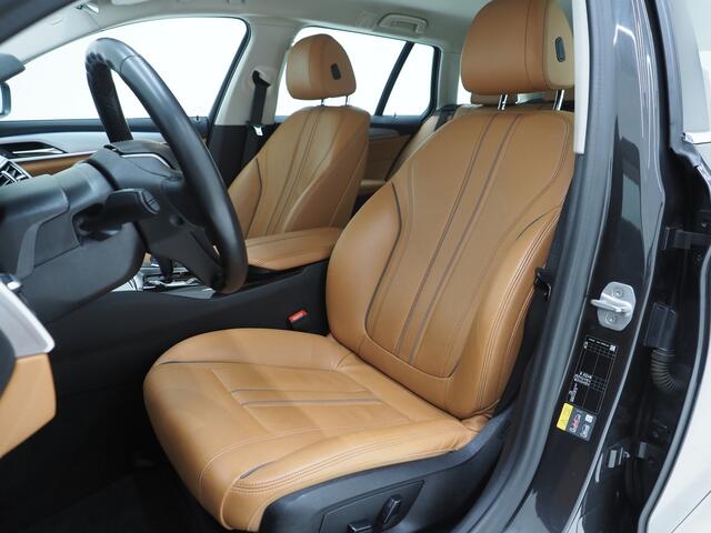 BMW 5-SERIE Touring 530e | LED Grille | Leder | Camera | Dodehoek | Sfeerlicht | Cruise | Carplay