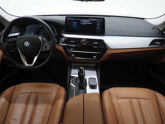 BMW 5-SERIE Touring 530e | LED Grille | Leder | Camera | Dodehoek | Sfeerlicht | Cruise | Carplay
