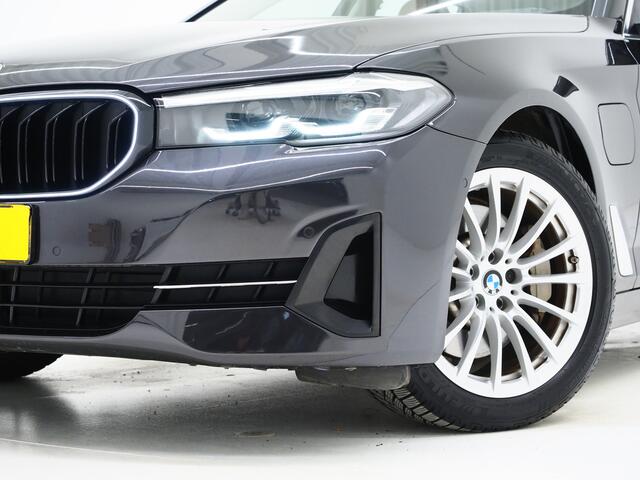 BMW 5-SERIE Touring 530e | LED Grille | Leder | Camera | Dodehoek | Sfeerlicht | Cruise | Carplay