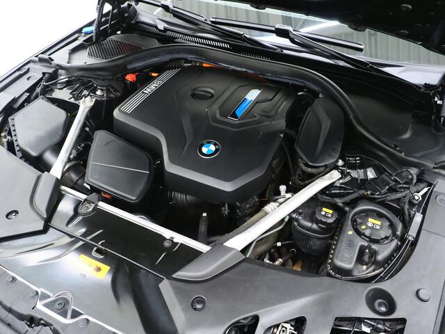 BMW 5-SERIE Touring 530e | LED Grille | Leder | Camera | Dodehoek | Sfeerlicht | Cruise | Carplay