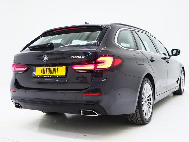 BMW 5-SERIE Touring 530e | LED Grille | Leder | Camera | Dodehoek | Sfeerlicht | Cruise | Carplay