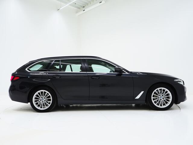 BMW 5-SERIE Touring 530e | LED Grille | Leder | Camera | Dodehoek | Sfeerlicht | Cruise | Carplay