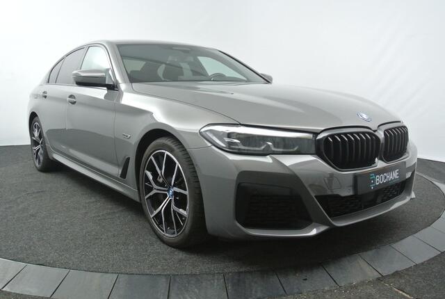 BMW 5-SERIE 545e xDrive M-Sport | Shadow Line | Parking Pack | Sfeerverlichting | Stoel & Stuur Verwarming |