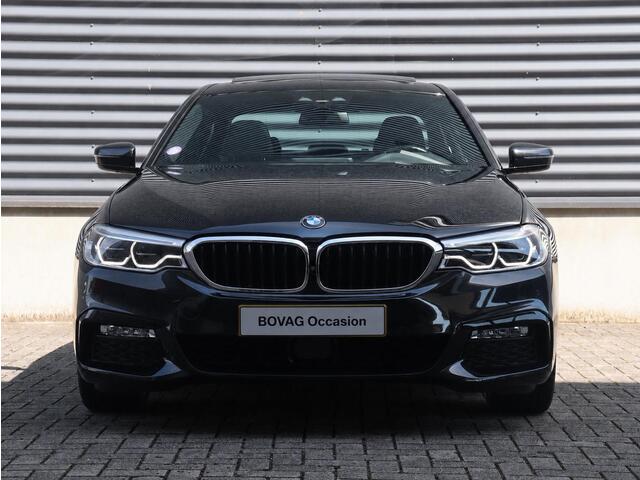 BMW 5-SERIE Sedan 540i | High Executive | M Sportpakket | Panodak | Harman Kardon | Driving Assistant Plus | Soft Close | Parking Assistant Plus | 20'' LMV