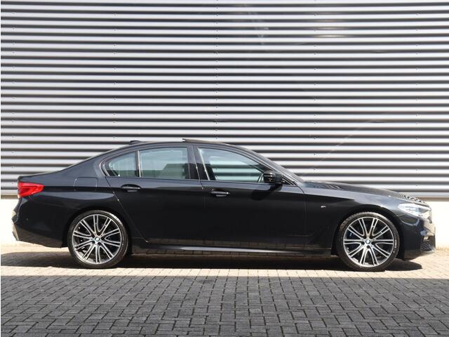 BMW 5-SERIE Sedan 540i | High Executive | M Sportpakket | Panodak | Harman Kardon | Driving Assistant Plus | Soft Close | Parking Assistant Plus | 20'' LMV