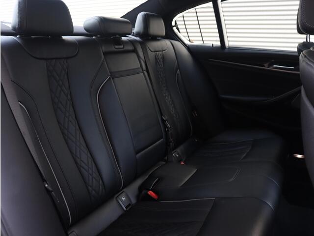 BMW 5-SERIE Sedan 540i | High Executive | M Sportpakket | Panodak | Harman Kardon | Driving Assistant Plus | Soft Close | Parking Assistant Plus | 20'' LMV