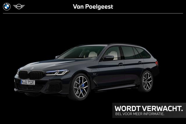 BMW 5-SERIE Touring 530e High Executive M-Sport 19 Inch / Stuur & Stoelverwarming / Comfort Acces / Electrische Zwenkhaak / Pano dak / Getinte Ramen Achter / Driving Prof / Head Up Display / Harman Kardon / Glazen Schuifdak