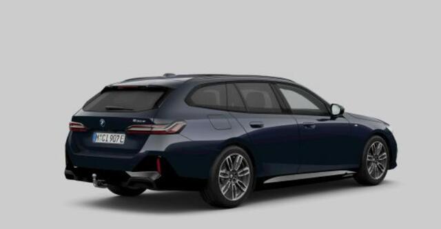 BMW 5-SERIE Touring 530e M Sport Edition Trekhaak - Panoramadak - Comfort Pack - Head up - Driving/Parking Assistant Professional - Comfort Access - Iconic Glow - Active Guard -