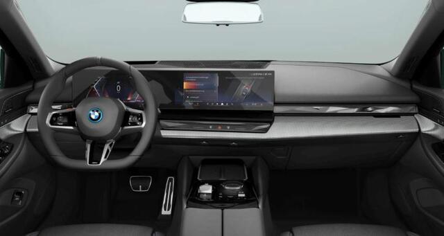 BMW 5-SERIE Touring 530e M Sport Edition Trekhaak - Panoramadak - Comfort Pack - Head up - Driving/Parking Assistant Professional - Comfort Access - Iconic Glow - Active Guard -