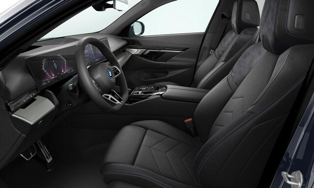 BMW 5-SERIE Touring 530e M Sport Edition Trekhaak - Panoramadak - Comfort Pack - Head up - Driving/Parking Assistant Professional - Comfort Access - Iconic Glow - Active Guard -
