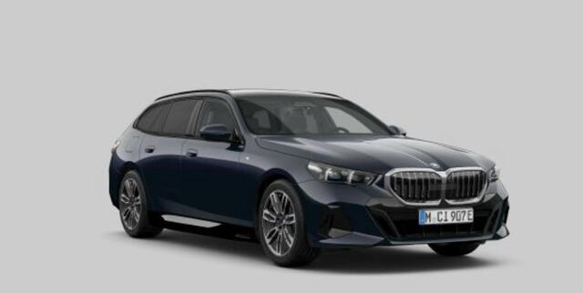 BMW 5-SERIE Touring 530e M Sport Edition Trekhaak - Panoramadak - Comfort Pack - Head up - Driving/Parking Assistant Professional - Comfort Access - Iconic Glow - Active Guard -