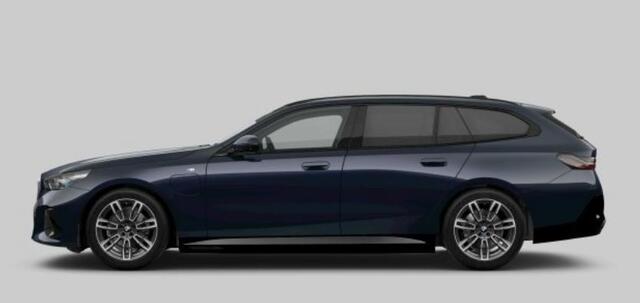 BMW 5-SERIE Touring 530e M Sport Edition Trekhaak - Panoramadak - Comfort Pack - Head up - Driving/Parking Assistant Professional - Comfort Access - Iconic Glow - Active Guard -