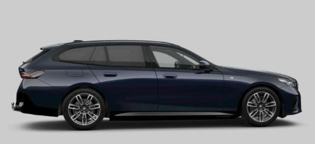 BMW 5-SERIE Touring 530e M Sport Edition Trekhaak - Panoramadak - Comfort Pack - Head up - Driving/Parking Assistant Professional - Comfort Access - Iconic Glow - Active Guard -