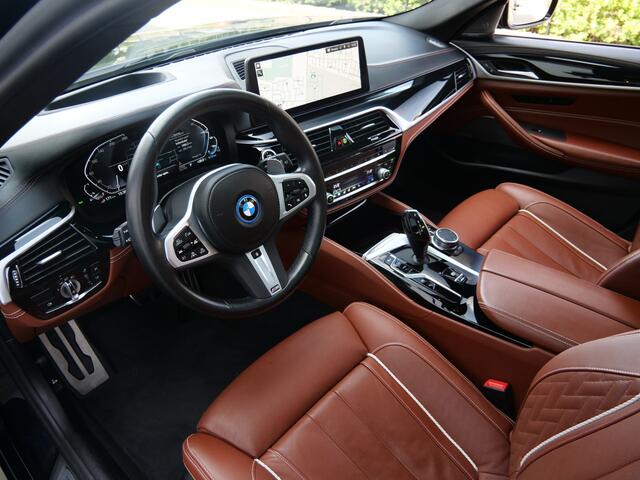 BMW 5-SERIE Touring 530e xDrive Business Edition Plus M-pakket Automaat Panoramadak / Headup display / Trekhaak